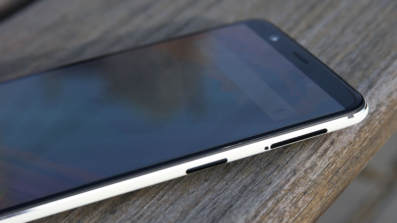 Illustration for article titled One of the Best Midrange Phones Is Even Better in White